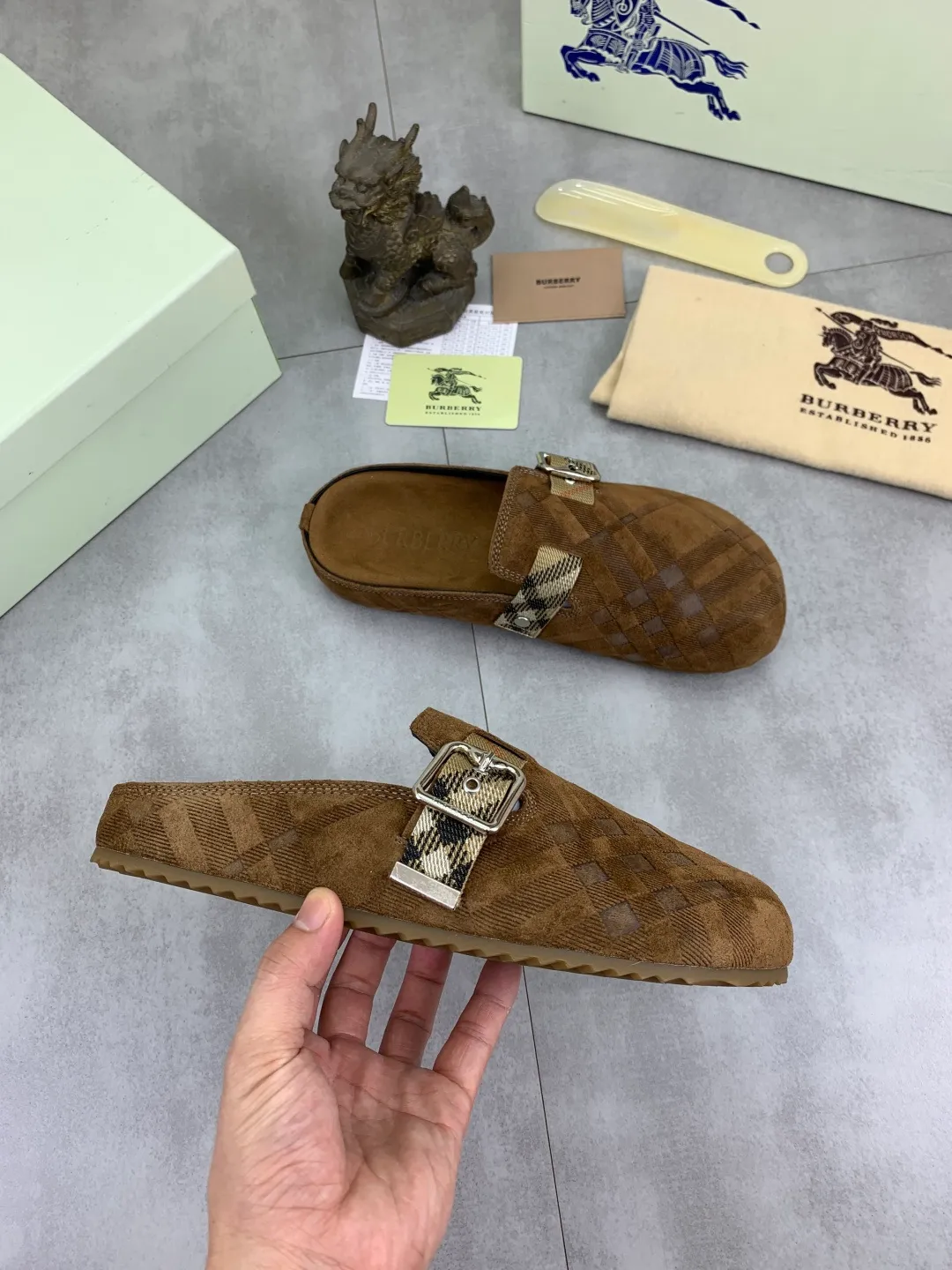 Men's Men's Shoes 💰P620 💰【New Style】Top Version 🆘【Burberry】New Burberry Slippers are on the market with perfect workmanship! 🔥Perfect shape and top quality🙈Non-slip and wear-resistant high-end rubber outsole👣Versatile and comfortable shoes, standard size: 39-45 (38 46 customized) 5️⃣colors available Top-quality packaging